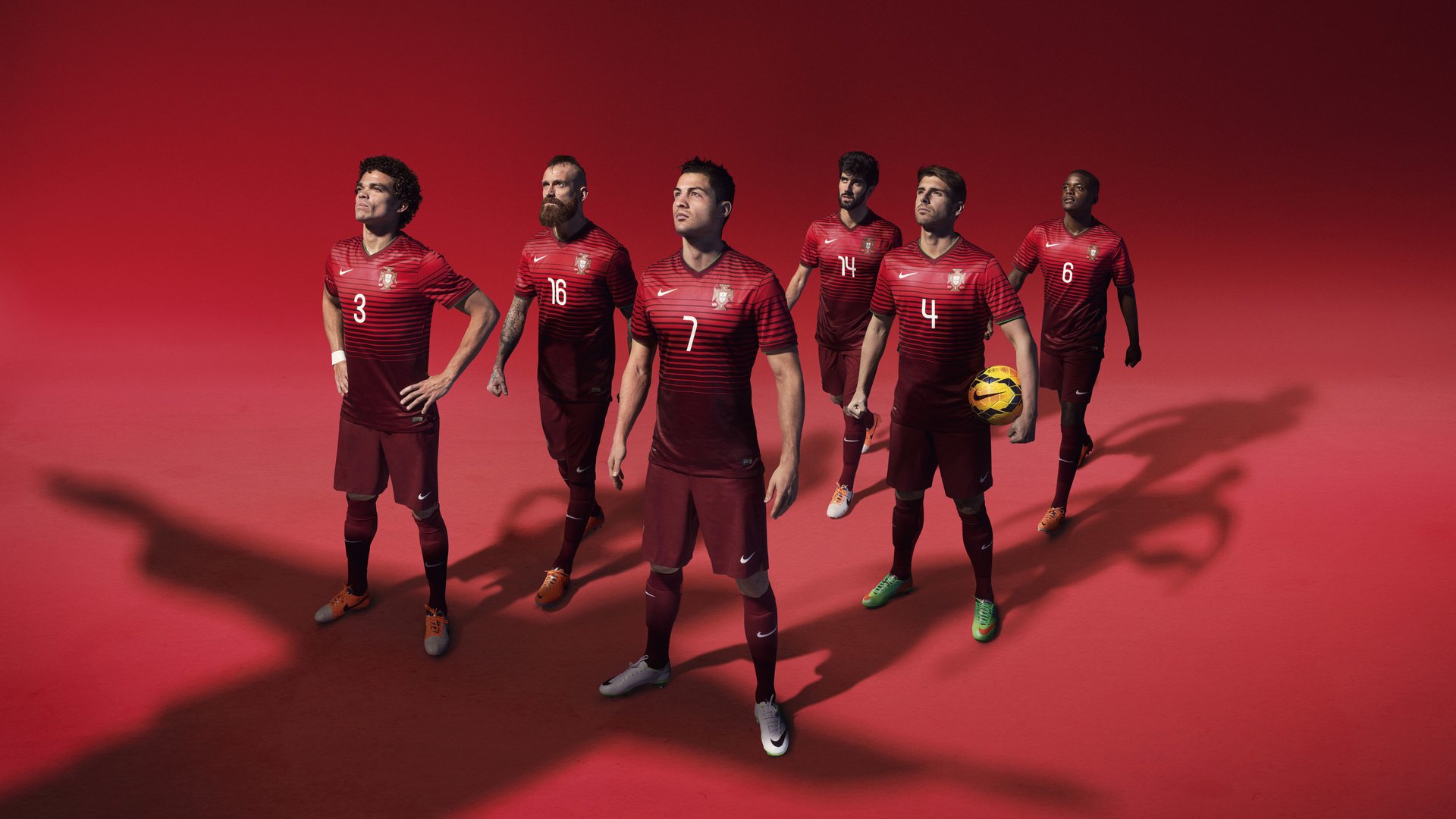 职业球员参与战术设计会议体现战术民主与球员责任感,球队战术风格